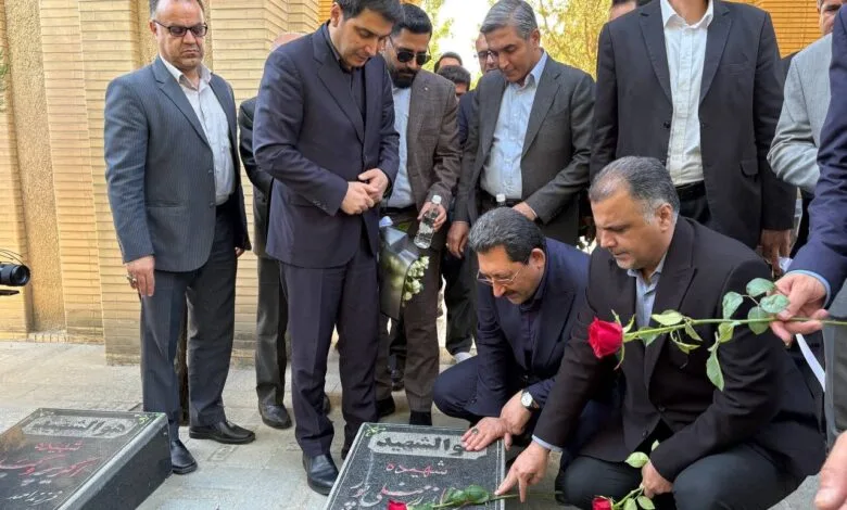 وزیر صمت به مقام شامخ شهدای سنندج ادای احترام کرد وزیر صمت به مقام شامخ شهدای سنندج ادای احترام کرد