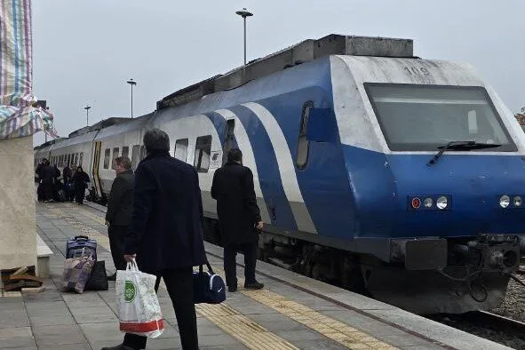 ۴ ساعت بلاتکلیفی مسافران قطار در هوای سرد ؛ نقص فنی ریل باس مشهد-تهران ۴ ساعت بلاتکلیفی مسافران قطار در هوای سرد ؛ نقص فنی ریل باس مشهد-تهران