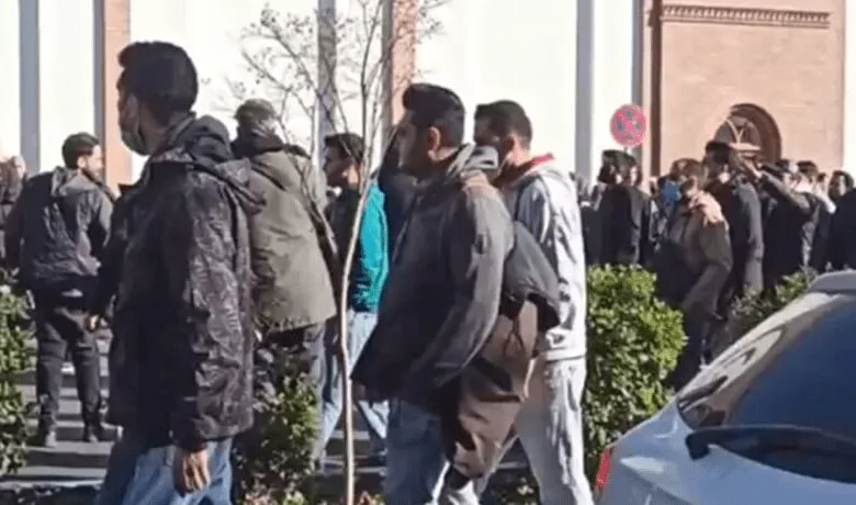 اعتراض صنفی در بازار تهران | نوسان دلار کرکرهها را پایین کشید اعتراض صنفی در بازار تهران | نوسان دلار کرکرهها را پایین کشید